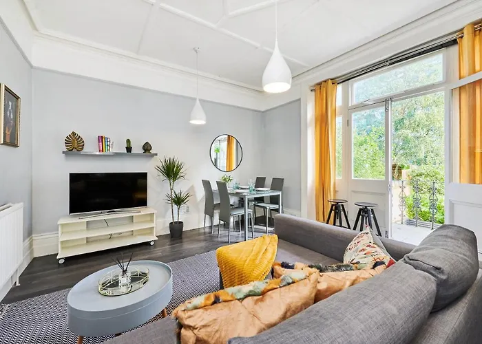 Stylish Garden Flat In Kensington Olympia